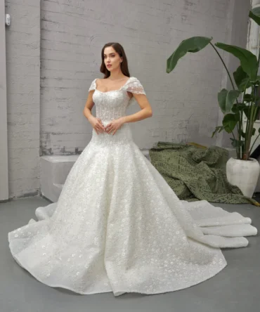 اعثري على فستان عرس أحلامك في إسطنبول مع مجموعة أورورا من كاودوبول. استكشفي فساتين الدانتيل والتصاميم العصرية لإطلالة رومانسية لا تُنسى.