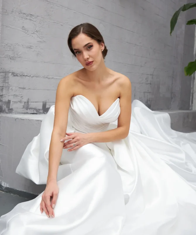 Elegant Simple Ball Gown Strapless Satin With Veil Long Wedding Dresses C4374