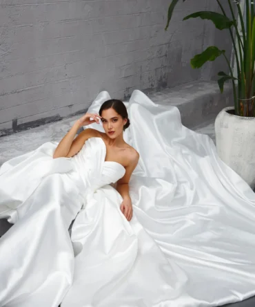 اكتشفي فساتين زفاف أحلامك في إسطنبول مع مجموعة أورورا من كاودوبول. استكشفي فساتين الدانتيل، التصاميم العصرية، والخيارات المخصصة ليومك الكبير.